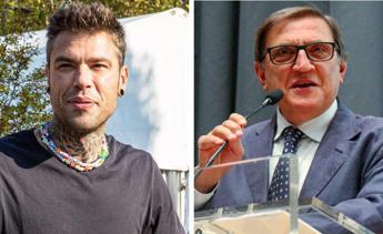 Fedez se ne va quando parla Romano La Russa che commenta: “Omuncolo”