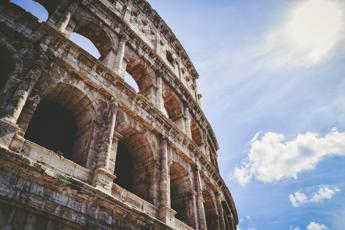 Incide iniziali sul Colosseo, turista ucraino denunciato e sanzionato