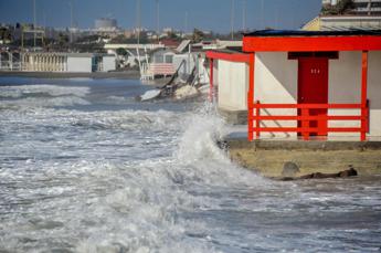 Maltempo Roma, tromba d’aria a Fregene e mareggiata a Ostia – Foto