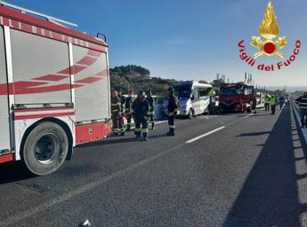 Scontro su A12 tra bisarca e furgone con a bordo turisti: 1 morto e 4 feriti gravi