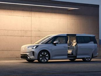 Volvo EM90: la monovolume di fascia premium full electric