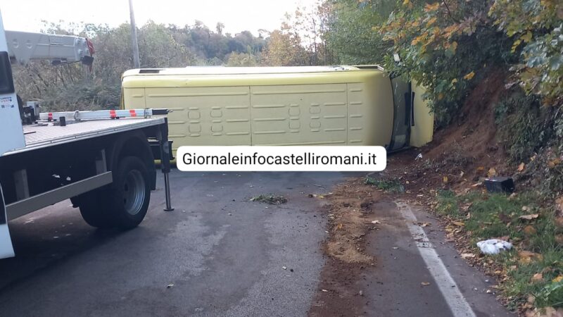 Rocca di Papa, scuolabus si ribalta in via San Sebastiano: ferito conducente e alcuni bambini