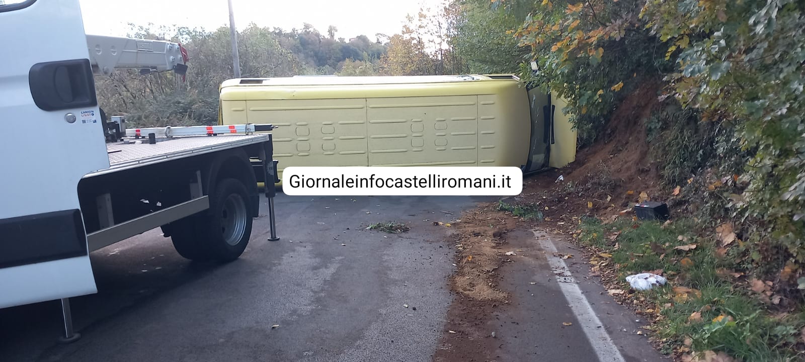 Rocca di Papa, scuolabus si ribalta in via San Sebastiano: ferito conducente e alcuni bambini