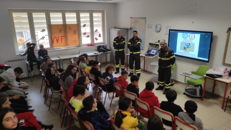 Colonna, Giornata Nazionale della Sicurezza nelle Scuole: i vigili del fuoco della 21A di Frascati, incontrano gli alunni della scuola “Gulluni”