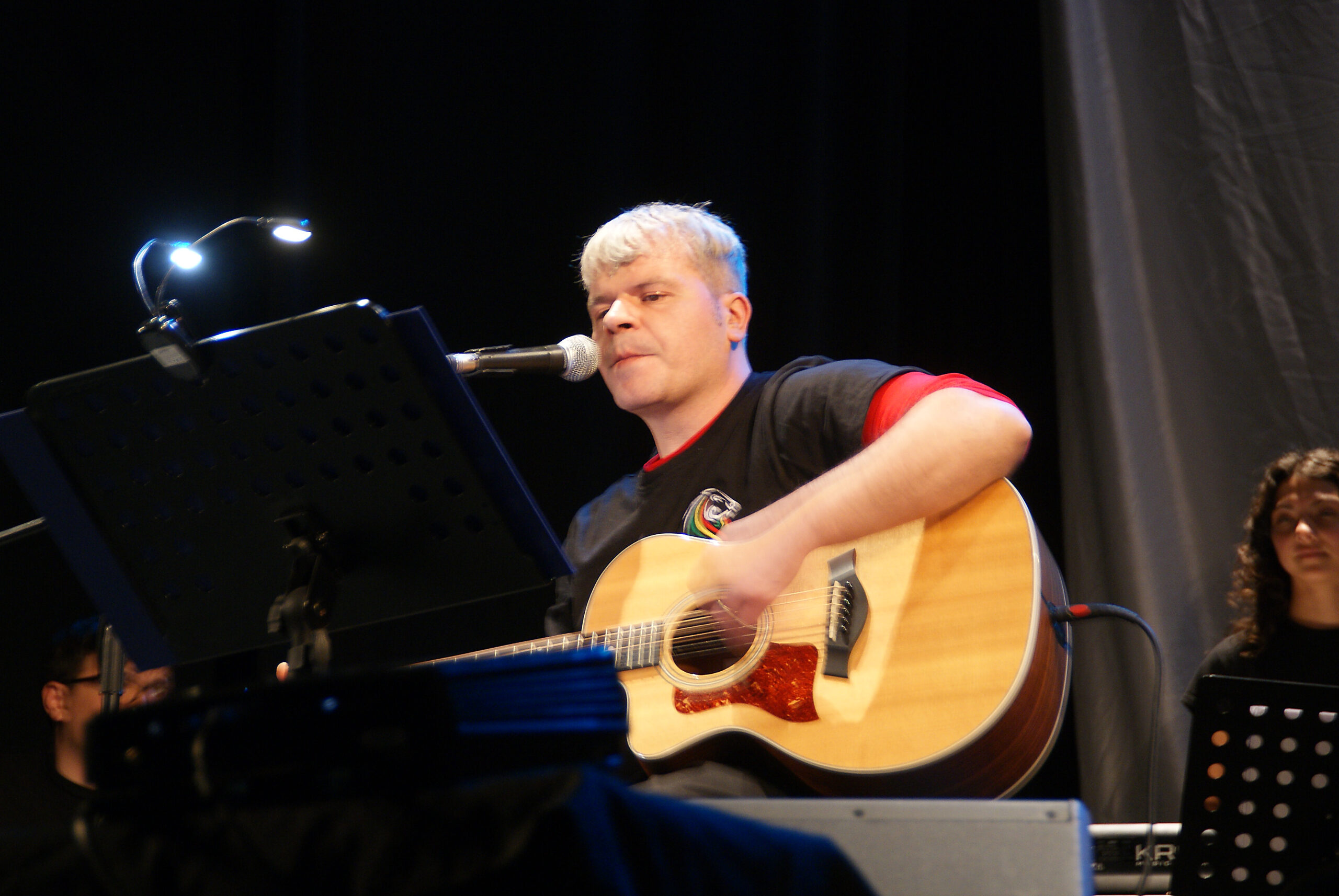 Frascati, concerto “Nessuno è solo”: grande successo al Teatro Capocroce per il cantautore Luciano De Cesaris