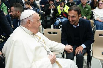 Scultura, l’artista iraniano Howtan Re dona a Papa Francesco il suo Cristo col piercing