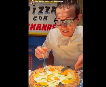 Sorbillo porta la pizza con ananas a Napoli: “Buona…” – Video