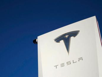 Tesla, in arrivo maxi richiamo per 2 milioni di vetture: ecco perché