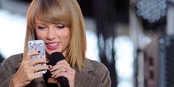 Tinder, le tendenze 2023 negli appuntamenti e l’effetto Taylor Swift