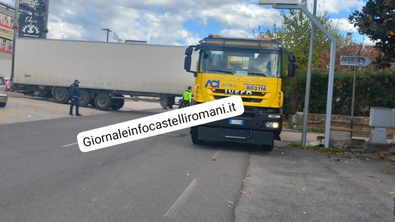 Ariccia, in via Cancelliera traffico bloccato per un camion incastrato