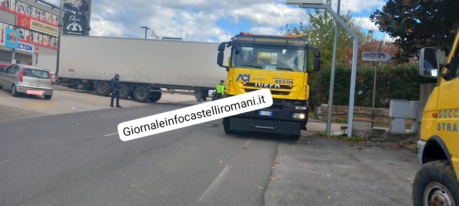 Ariccia, in via Cancelliera traffico bloccato per un camion incastrato