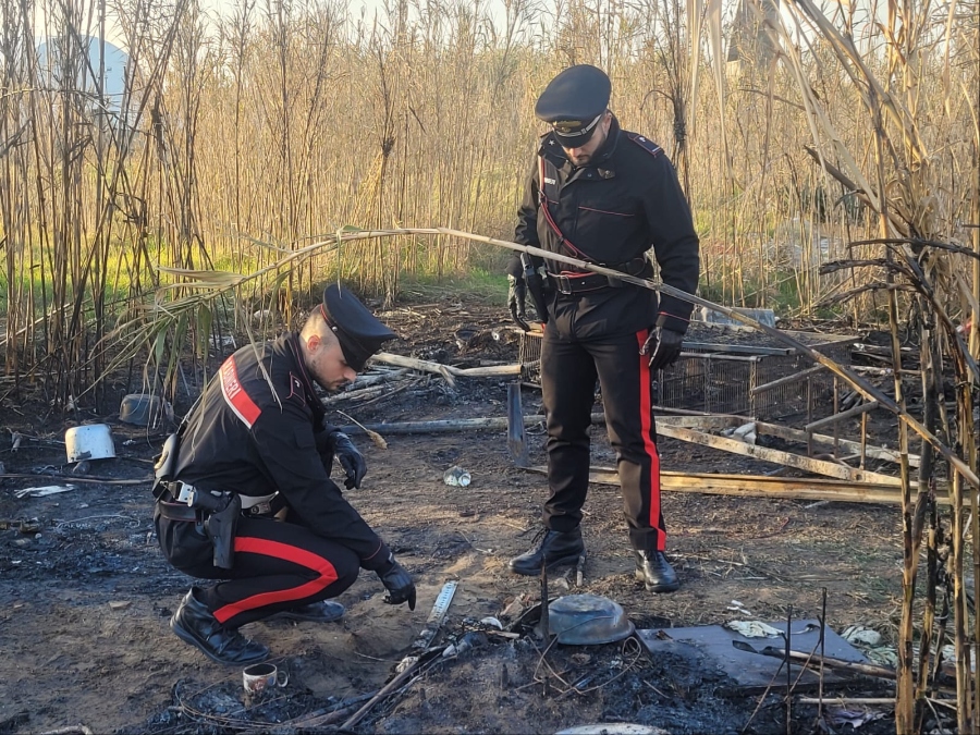 Pomezia, incendio in area con senza fissa dimora