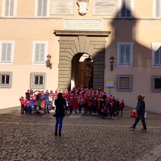 Castel Gandolfo, Flash Mob per la pace dei bambini della primaria di Mole e dei ragazzi dell’Istituto comprensivo