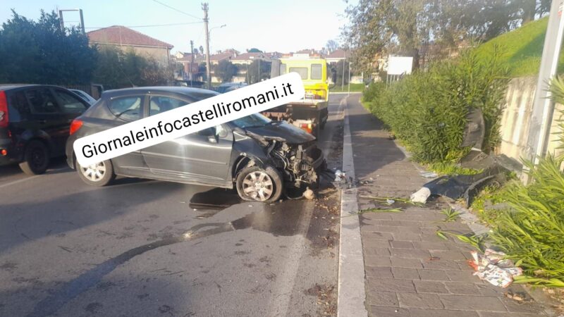 Cecchina, auto fuori strada: ferita una donna