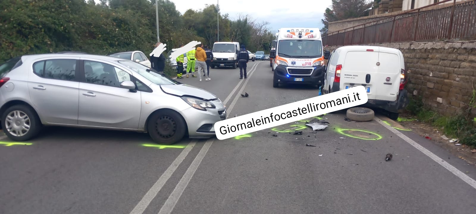 Frascati, incidente stradale vicino al cimitero: due feriti