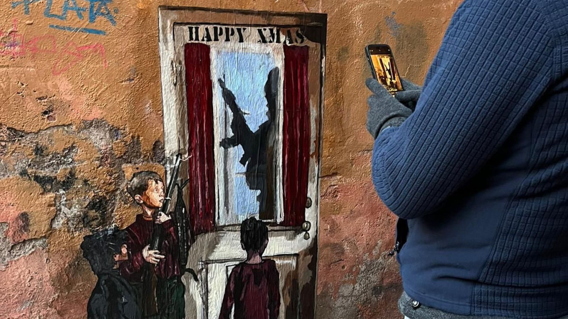 ‘Mamma ho perso l’aereo’ nel nuovo murales di Harry Greb: Kevin difende i bambini di Gaza