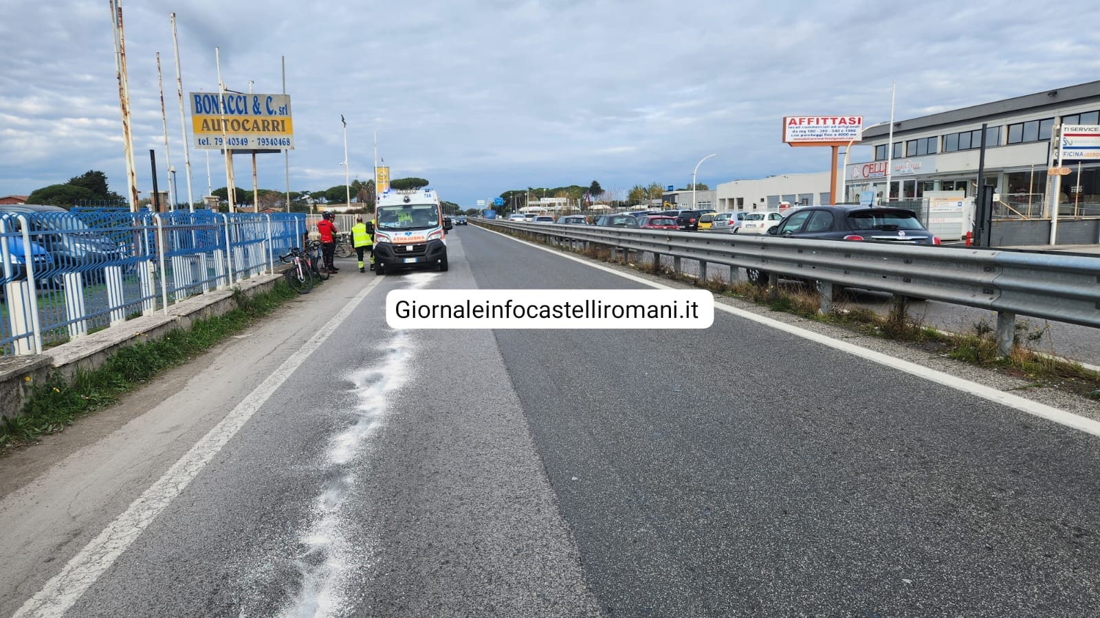 Ciampino, camion perde gasolio su via Appia Nuova. Feriti alcuni ciclisti