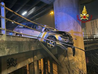 Auto sfonda guardrail e resta in bilico sul cavalcavia, illeso il conducente