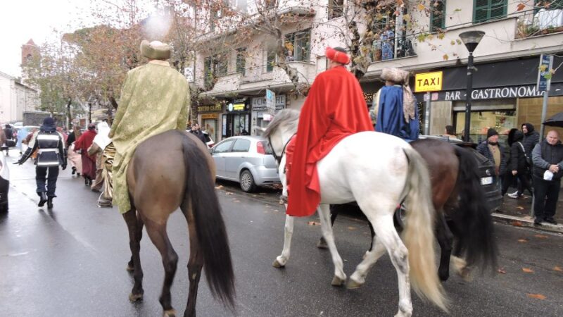 Cecchina, la Cavalcata dei Re Magi incanta grandi e piccini