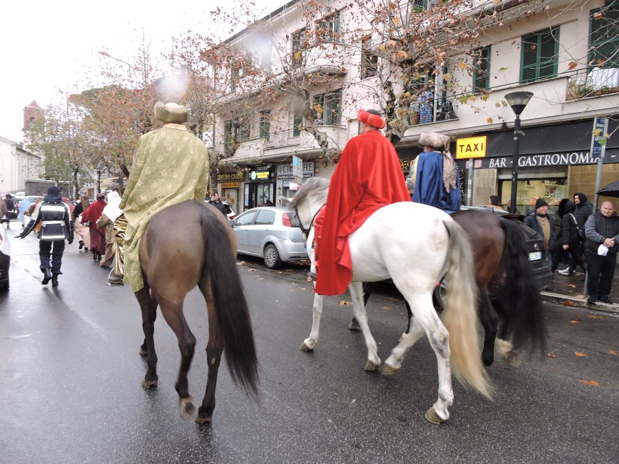 Cecchina, la Cavalcata dei Re Magi incanta grandi e piccini