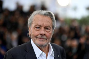 Compagna di Alain Delon denuncia i figli per tentato omicidio padre