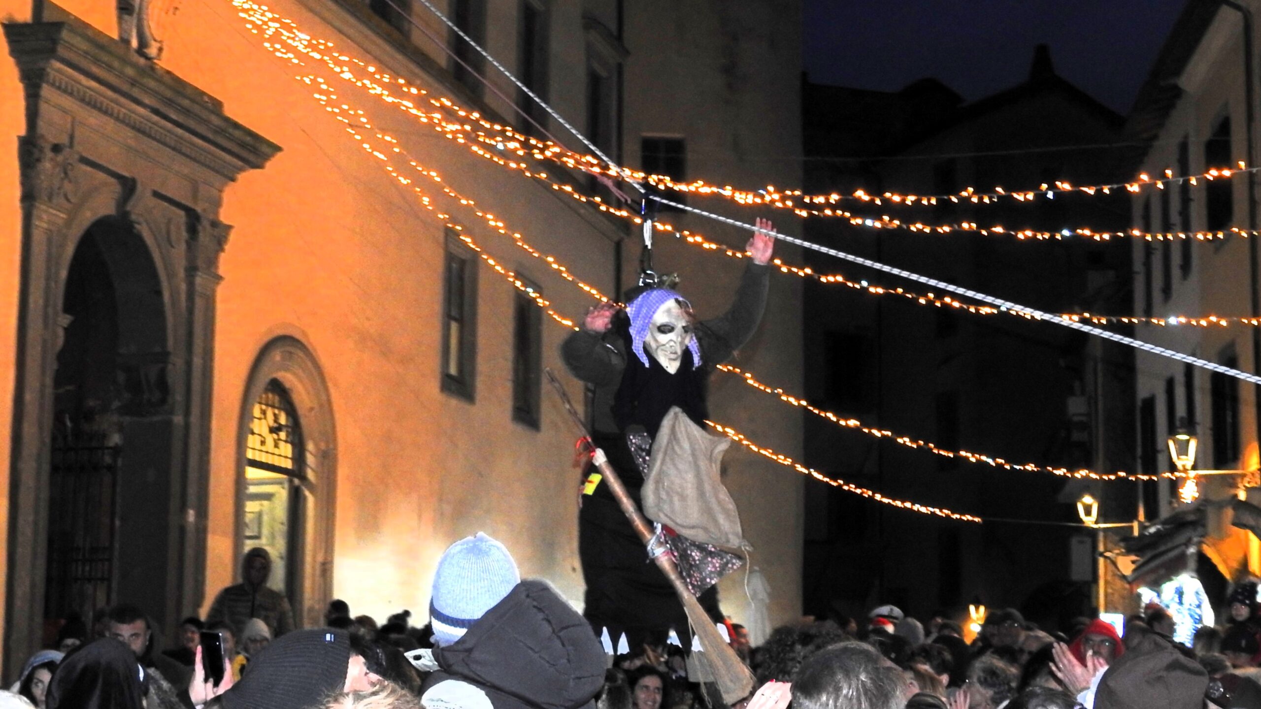 Nemi, si sono chiuse ieri sera con la Befana dei Paracadutisti nel Borgo Antico tutte le iniziative festive