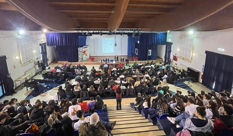 Ciampino, presentato il libro “Ritratti del coraggio” al Liceo Volterra