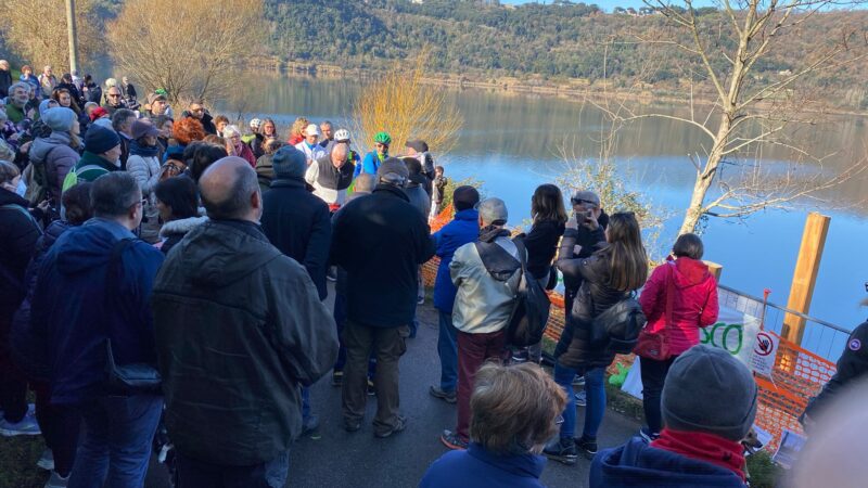 Nemi, partecipata protesta al lago contro la struttura in costruzione