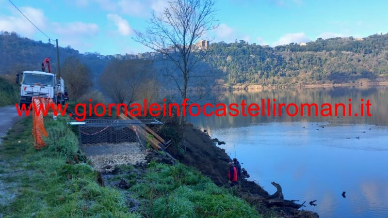 Nemi, rimosse le palizzate in legno alla spiaggetta del lago