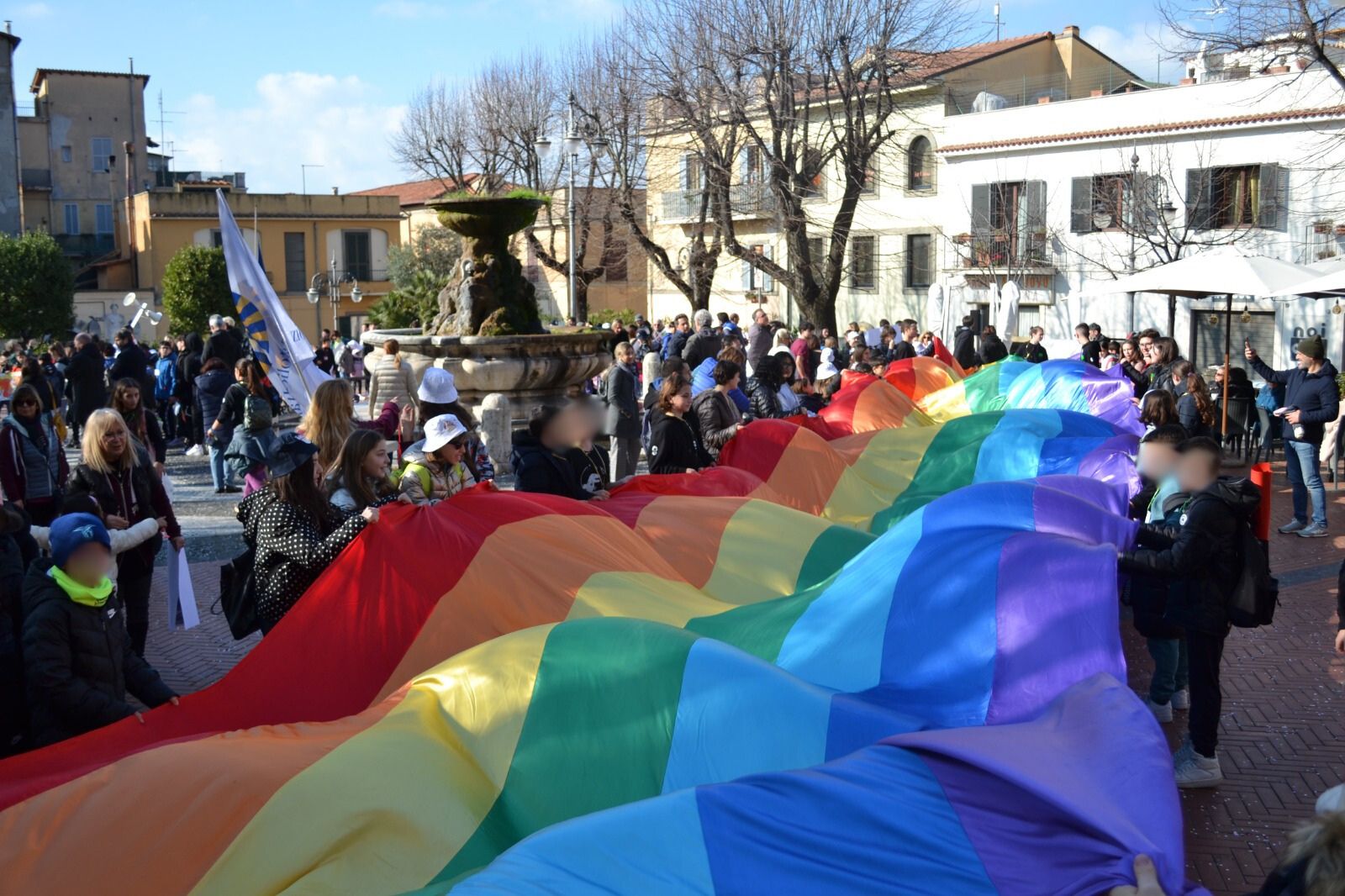 Grottaferrata, Marcia della Pace: un arcobaleno tra le vie della città per dire NO alle guerre