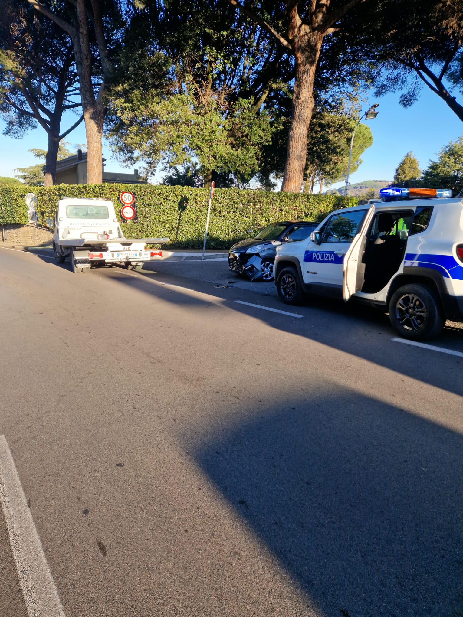 Rocca di Papa, microcar investe monopattino. Ventenne finisce in ospedale