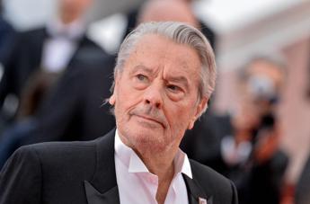 Alain Delon, sequestrate 72 armi da fuoco in casa sua