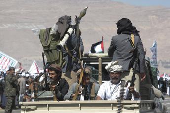 Attacchi Houthi, “danneggiati cavi sottomarini che collegano l’Europa all’Asia”