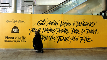 Birra Leffe e Luca Barcellona conquistano Napoli con una dichiarazione d’amore pubblica e poetica per la pizza.