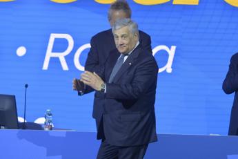 Congresso Forza Italia, oggi elezione di Tajani a segretario: “Futuro roseo nel segno di Berlusconi”