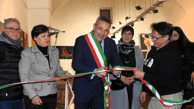 Nemi, inaugurata la Mostra di Cristina Kole, alle Scuderie Ruspoli, il percorso artistico “Pain..T- Colori e Dolori”