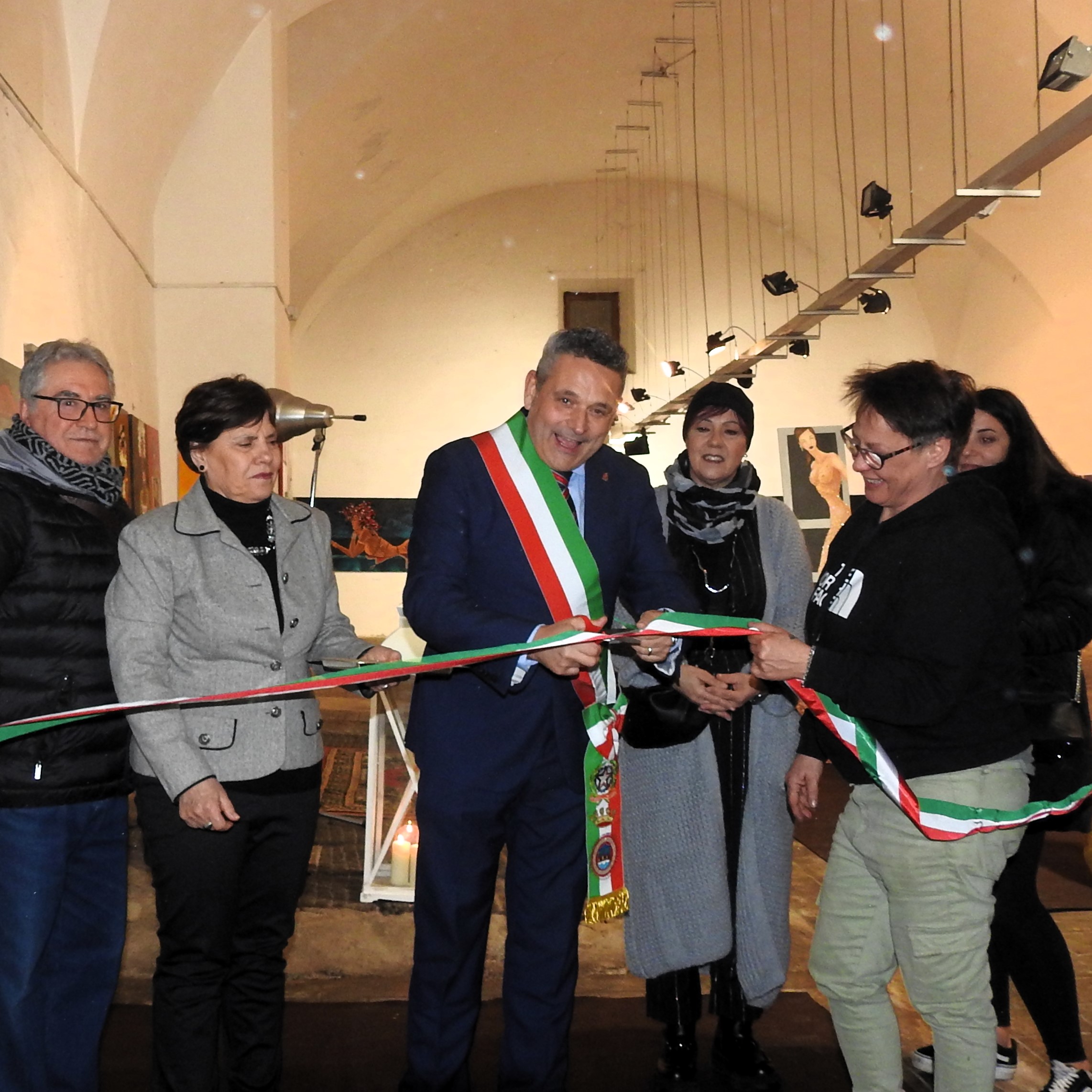 Nemi, inaugurata la Mostra di Cristina Kole, alle Scuderie Ruspoli, il percorso artistico “Pain..T- Colori e Dolori”