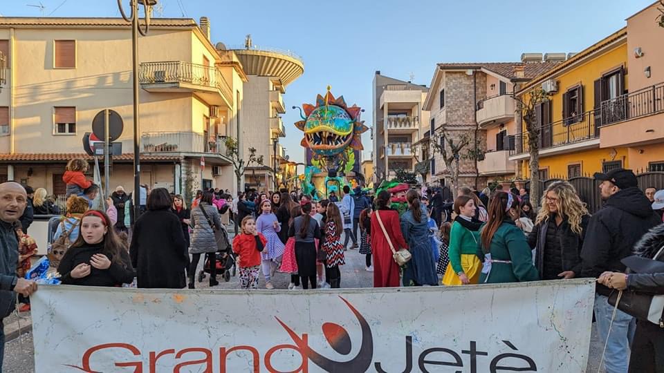 Aprilia, bagno di folla per il Carnevale: aperte le votazioni per i carri preferiti