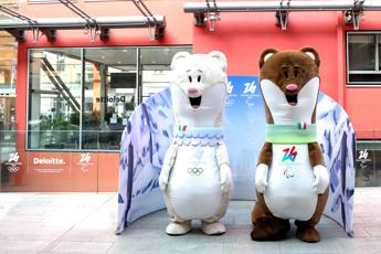 Milo e Tina, le mascotte delle Olimpiadi Milano Cortina in tour negli uffici Deloitte a Milano