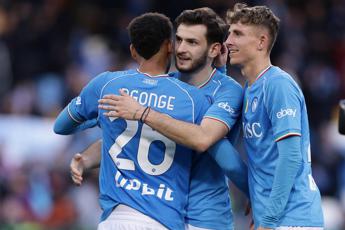 Napoli-Verona 2-1, Kvara regala i tre punti a Mazzarri