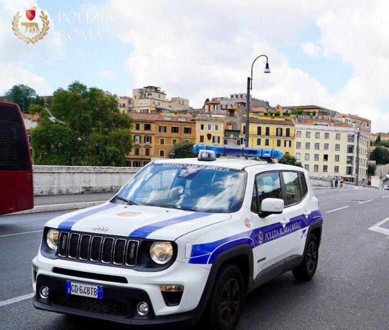 Roma, Ponte Garibaldi: pattuglia della Polizia Locale di Roma Capitale sventa suicidio