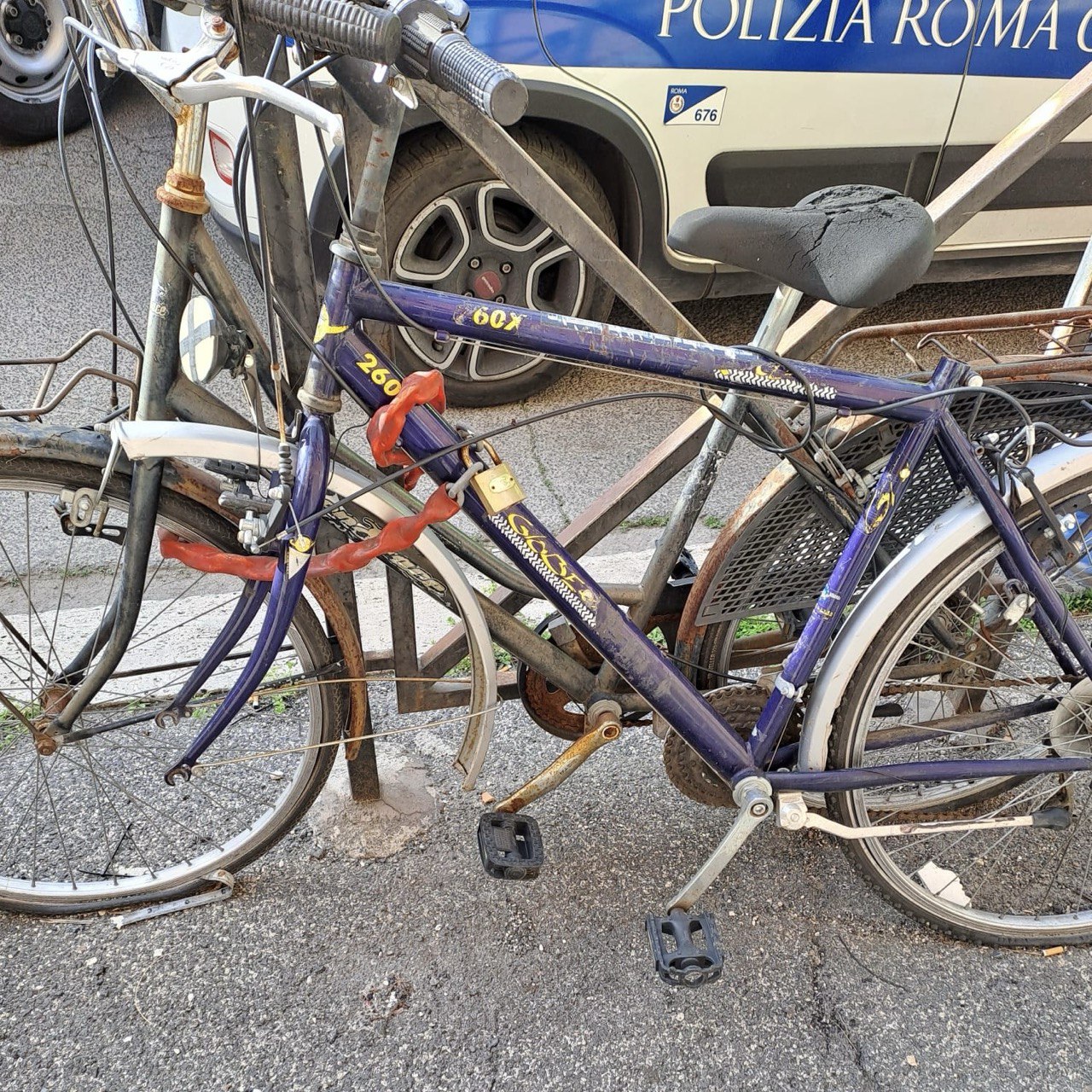 Roma, la rimozione delle carcasse di bici dal Centro Storico