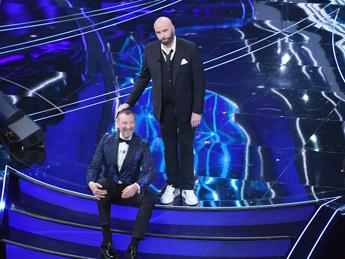 Sanremo 2024, Lucarelli sul caso Travolta: “Ecco mail azienda, prevedeva presenza su palco”