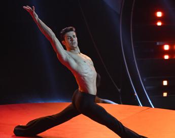 Sanremo 2024, Roberto Bolle incanta l’Ariston col ‘Bolero’ di Ravel