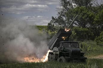 Ucraina, diverse esplosioni a Kiev. Polonia: “Missile Russia ha violato nostro spazio aereo”