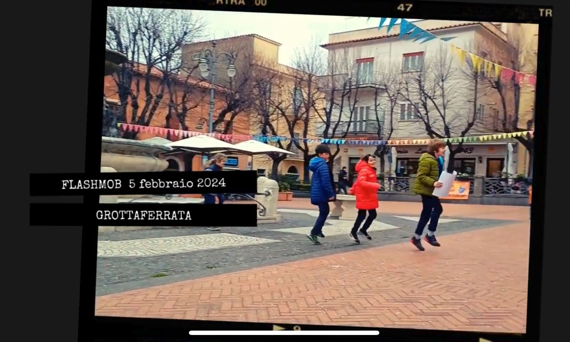 Grottaferrata, Flashmob degli studenti del corso di teatro in inglese nella piazza della città