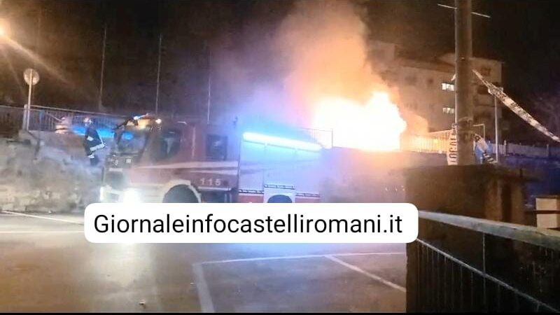 Ariccia, auto a fuoco in centro. Paura all’alba