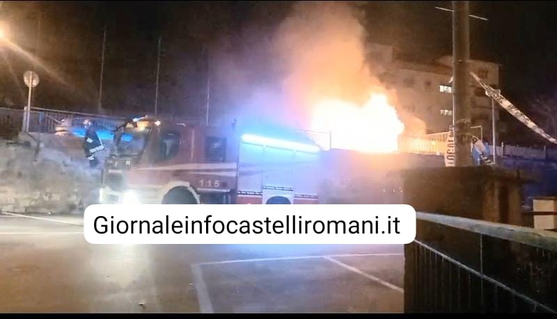 Ariccia, auto a fuoco in centro. Paura all’alba