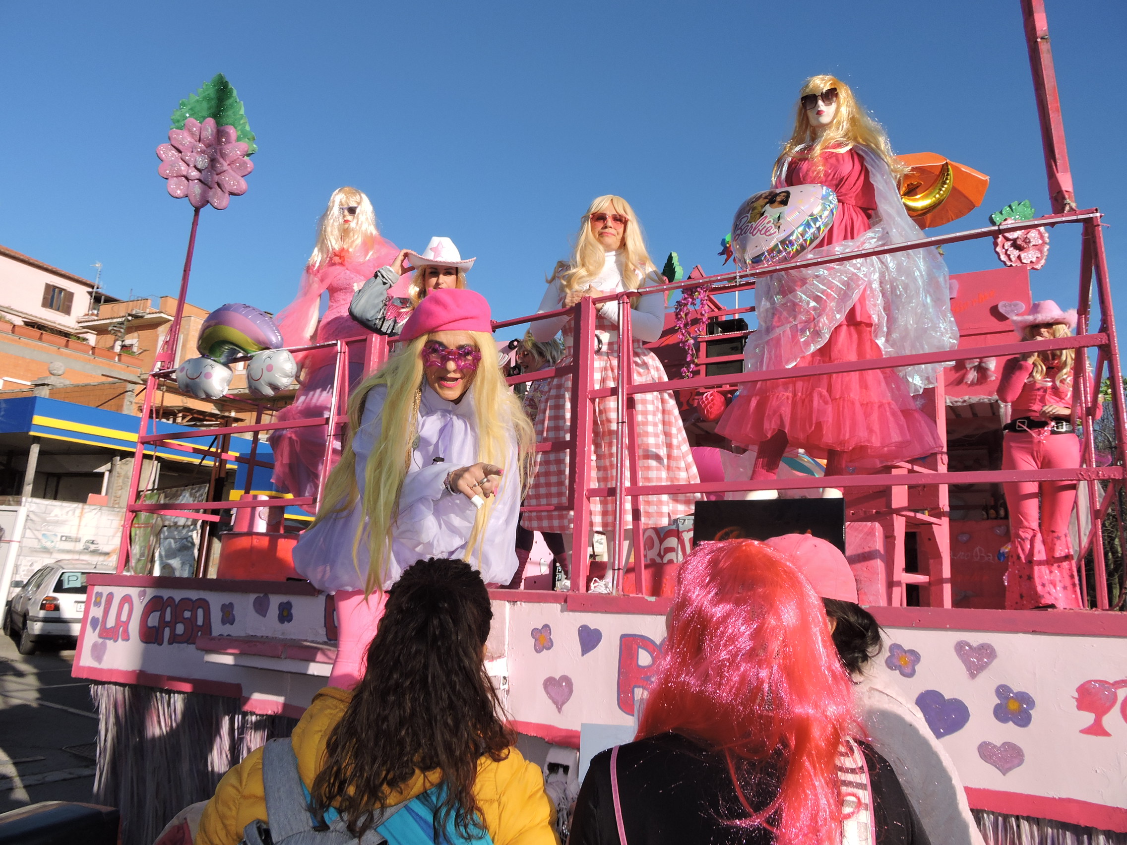 Genzano, prima uscita del Carnevale con i tre carri allegorici, tanti gruppi e singoli mascherati