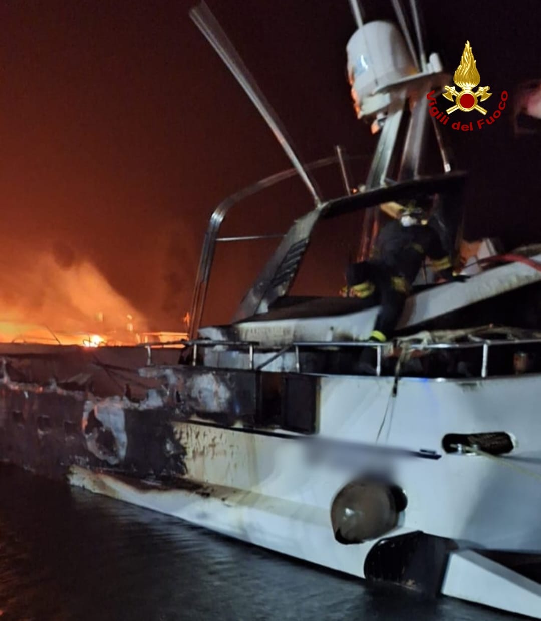 San Felice Circeo, incendio di 3 yacht al porto